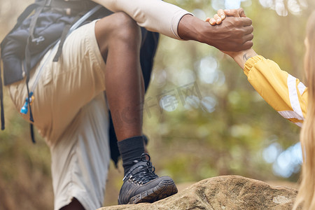 为徒步旅行情侣在乡村自然森林的岩石上行走、旅行或徒步旅行提供支持和帮助。