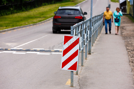路栅栏末端的红白对角条纹标志