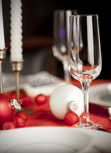 红色和白色的圣诞餐桌布置