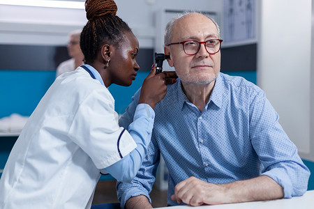 临床耳科专家咨询老年患者使用耳镜检查耳部感染