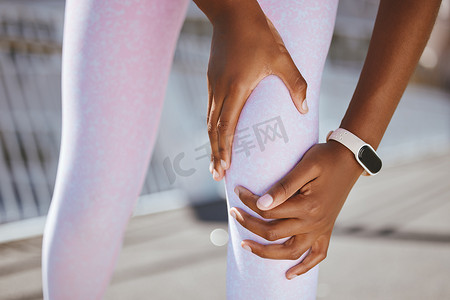 黑人女性因跑步、锻炼或城市健康、健康或有氧运动训练而感到手或膝盖疼痛。
