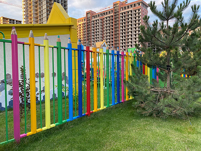彩色铅笔形状的彩色幼儿园或公园的围栏