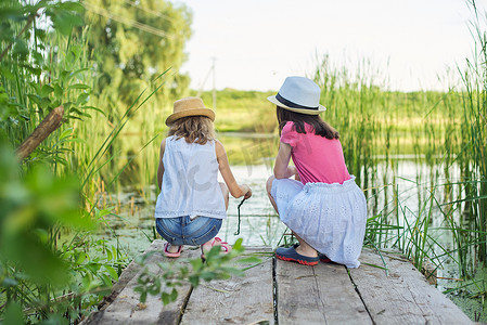 芦苇湖木墩上的女童，玩水，说话