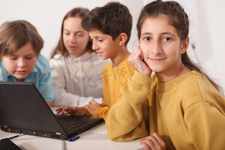 孩子们在计算机学校一起学习
