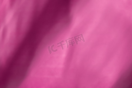 粉色抽象艺术背景、丝绸质感和运动波浪线，适合经典奢华设计