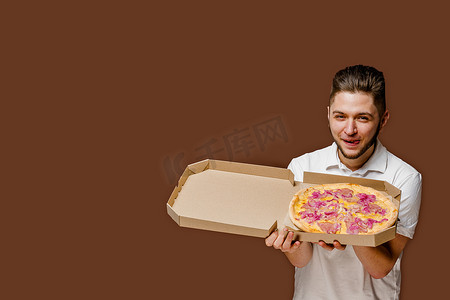 披萨广告摄影照片_餐厅的在线披萨安全送货服务。