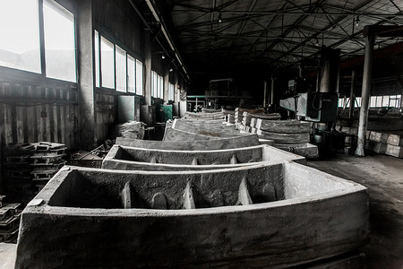 用于衬砌蒸馏隧道和地下结构的铸铁管钢筋混凝土铸件存放在工业厂房的仓库中