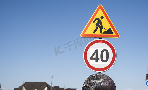 限速40摄影照片_道路上的道路标记，警告标志。