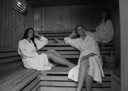 汗蒸摄影照片_一群年轻女性在蒸桑拿