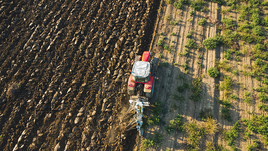 播种耕地摄影照片_意大利莫尼切利 — 2022年9月拖拉机在田里耕地