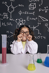 有趣的儿童科学家用眼镜开玩笑
