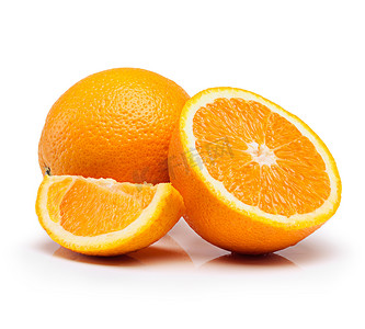 关于维生素 C 的多汁细节。白色背景下多汁橙子的工作室拍摄。