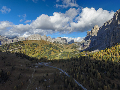 多洛米蒂山的帕索加迪纳 (Passo Gardena)，多洛米蒂山的航拍图像以及从塞尔瓦 (Selva) 到阿尔卑斯山格罗德纳约赫 (Grödner Joch) 的山口公路。