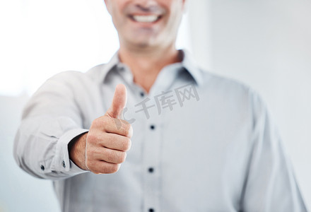 商人竖起大拇指、投票或喜欢手表情符号以促进晋升、成功或信任。