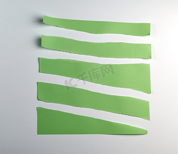 白色背景上各种撕碎的绿色纸条