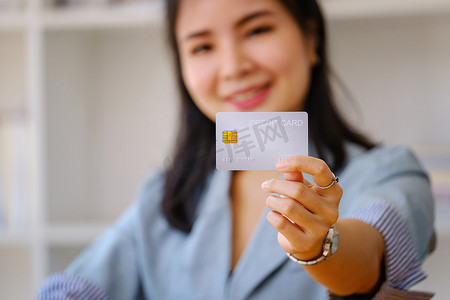 在线购物和互联网支付，亚洲人正在使用信用卡在数字世界中在线购物或办事