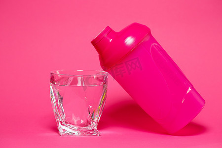 粉红色摇床, 一杯水, 彩色背景, 运动, 能量饮料, 健身器材