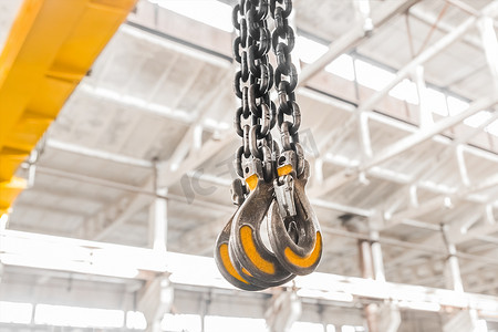 工业企业或工厂背景下带桥式起重机吊钩的起重机构铁链
