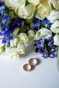婚礼主题，美丽的结婚戒指，新娘花束