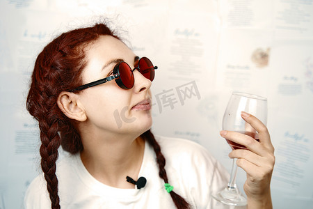 性格开朗的女性，戴着圆形红色护目镜，扎着有趣的辫子。