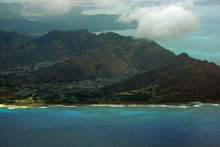 瓦胡岛东南角的沙滩和 Koolua 山鸟瞰图