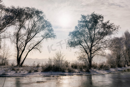 雪冰水摄影照片_第聂伯河上的冰水、雪和冰