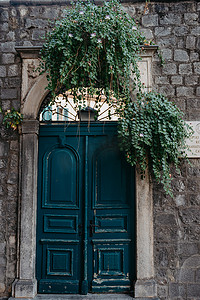 在老石头城堡墙壁的古老木门。