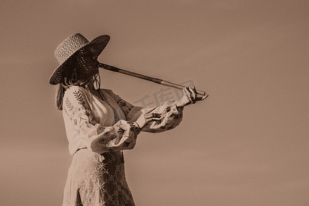 木笛摄影照片_女人吹木笛-乌克兰 telenka，tylynka。