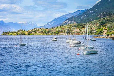 意大利北部马尔切西内田园诗般的加尔达湖海岸线和帆船