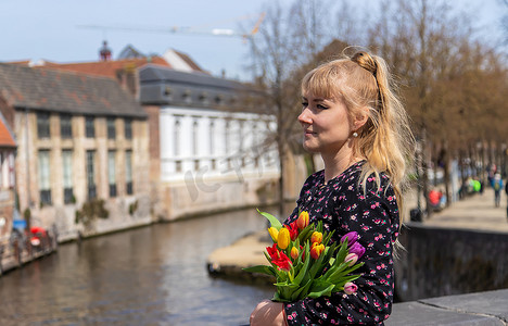 4.23摄影照片_比利时布鲁日 — 2022 年 4 月 23 日，带花的女孩。