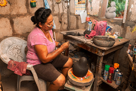 来自尼加拉瓜的女工匠在她的工作室里制作粘土作品