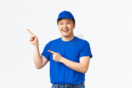 身穿蓝色制服、性格开朗的年轻亚洲男性快递员指着左上角，关于运输公司、包裹运输的广告。