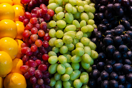 市场上展示着色彩缤纷的浆果