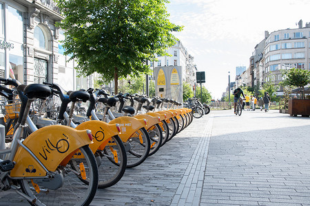 公共自行车摄影照片_比利时布鲁塞尔 — 2022年6月2日：公共Villo自行车停在共享区