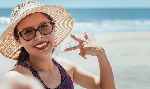 漂亮的女孩在海滩上自拍，快乐的漂亮女孩在海滩上自拍，度假概念