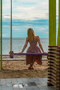 快乐之旅摄影照片_秋千旅行海夏快乐海滩女人休闲度假亚洲，从梦想普吉岛从岛屿自由之旅，女性和平。