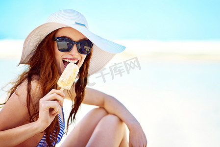 吃冰淇淋的女人摄影照片_我喜欢充满冰淇淋的夏天。