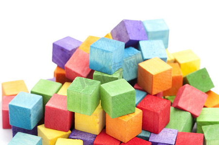 杂乱背景摄影照片_一堆杂乱的彩色木制玩具块