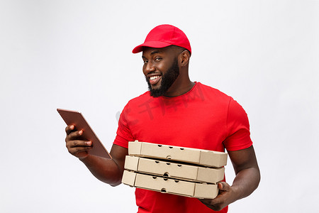 照片中，快乐的非洲裔美国人穿着红色 T 恤和帽子，在送货服务中下订单，拿着白色背景中突显的披萨盒