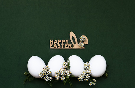 节日复活节彩蛋，绿色背景上有白色小花。