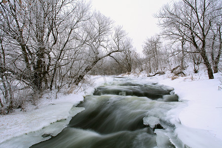 顿涅茨克摄影照片_乌克兰顿涅茨克地区克林卡河冬季风景