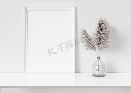 灯海报摄影照片_站在白色架子上的空垂直相框。