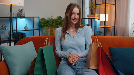 快乐的年轻女性购物狂消费者在网上购物后带着袋子回家