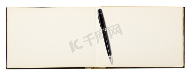 带圆珠笔的笔记本空白页，隔离在白色