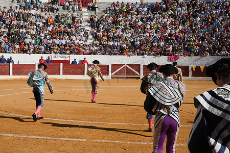 西班牙安达卢西亚哈恩省 Viilanueva del Arzobispo 的 paseillo 或初始游行中的斗牛士