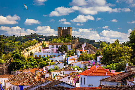 奥斯卡花边摄影照片_葡萄牙奥比都斯 (Obidos) 拥有中世纪堡垒的石墙城市，历史悠久的城墙小镇奥比都斯 (Obidos)，靠近葡萄牙里斯本。