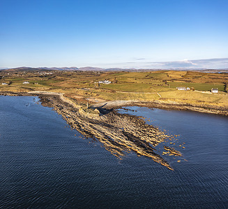 爱尔兰多尼戈尔郡波特尼德岛旁边圣约翰角令人惊叹的海岸的鸟瞰图。