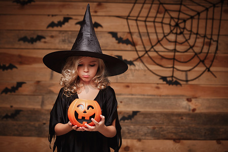 万圣节女巫的概念 — 小白人女巫孩子万圣节南瓜罐里没有糖果，令人失望。