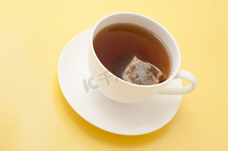 一杯带茶包的红茶