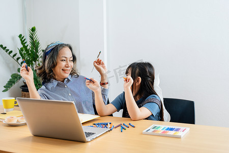 亚洲肖像、孙子孙女奶奶奶奶和孙女高兴地参加活动，提高孙子的技能